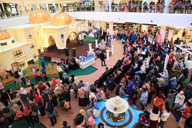 QUILL CITY MALL RAYA KASIH & CINTA CSR INITIATIVE WITH FATTAH AMIN & NUR FAZURA