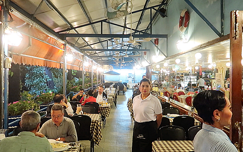 4 FOOD PLACES TO CHECK OUT WHEN IN MACAO! 