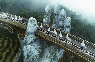 HAVE YOU SEEN THESE GIANT HANDS BRIDGE IN VIETNAM?