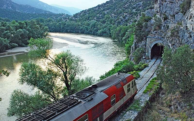 3 FASCINATING TRAIN JOURNEYS TO EXPERIENCE IN GREECE!