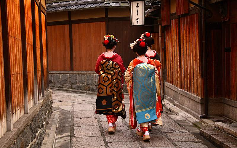 JAPAN’S GION GEISHA DISTRICT FORBIDS PHOTOS ON PRIVATE ROADS